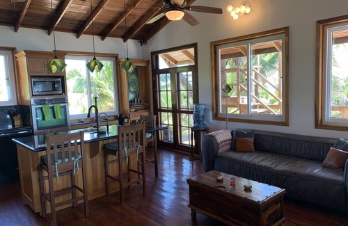 Isla de Utila Casa | Casa Estrella ~ 2 Bedroom Exclusive Waterfront Luxury with Private Beach