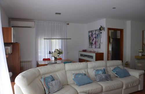 Canaletes Casa | Casa familiar rodeada de viñedos, con piscina y sala de juegos