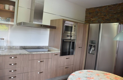 Canaletes Casa | Casa familiar rodeada de viñedos, con piscina y sala de juegos