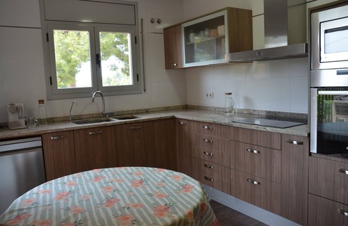 Canaletes Casa | Casa familiar rodeada de viñedos, con piscina y sala de juegos