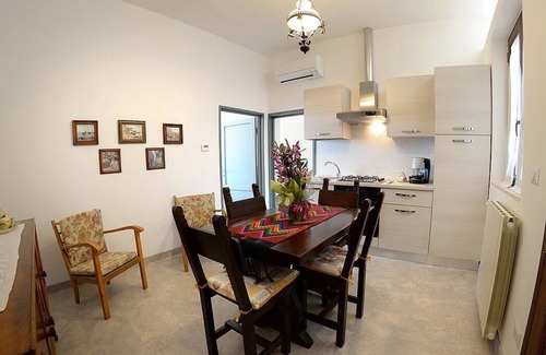 Chiusi Casa | Casa Fattorina B: A characteristic and welcoming apartment surrounded by the greenery, with Free WI-FI.
