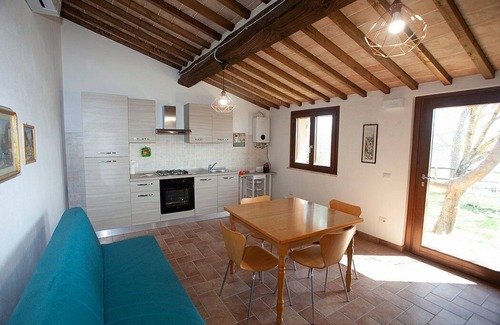Chiusi Casa | Casa Fattorina D: A characteristic and welcoming apartment surrounded by the greenery, with Free WI-FI.