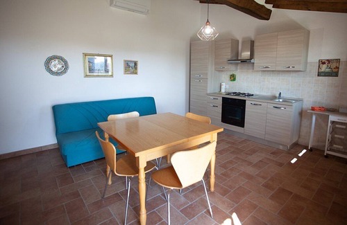 Chiusi Casa | Casa Fattorina D: A characteristic and welcoming apartment surrounded by the greenery, with Free WI-FI.