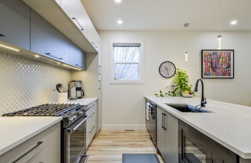 Okanagan-Similkameen Casa | Casa Feliz - Across from the beach w/ Hot Tub