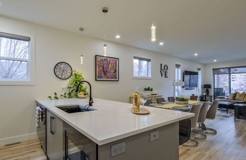 Okanagan-Similkameen Casa | Casa Feliz - Across from the beach w/ Hot Tub