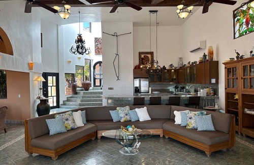 Pedregal Casa | Lujosa casa con amplias habitaciones ubicada en la comunidad cerrada de El Pedregal