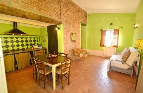 Castiglione del Lago Casa | Casa Flora A: un apartamento característico y acogedor que forma parte de una villa de dos pisos rodeada de vegetación.