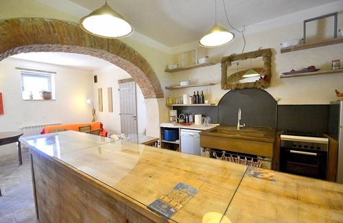 Castiglione del Lago Casa | Casa Flora B: Un apartamento característico y acogedor que forma parte de una villa rodeada de vegetación.