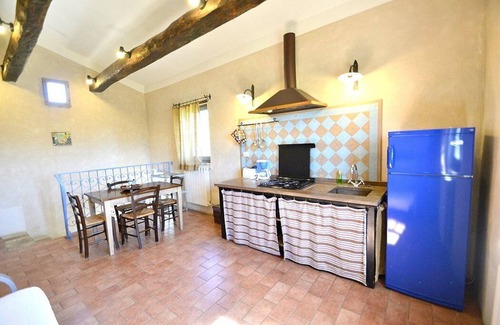Castiglione del Lago Casa | Casa Flora B: Un apartamento característico y acogedor que forma parte de una villa rodeada de vegetación.