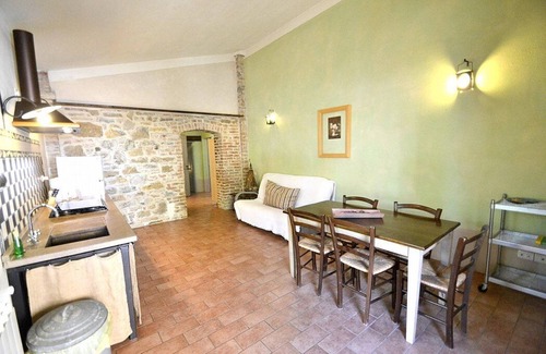Castiglione del Lago Casa | Casa Flora C: Un apartamento característico y acogedor que forma parte de una villa rodeada de vegetación.