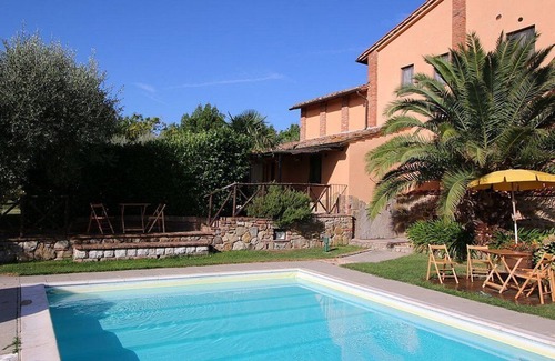 Castiglione del Lago Casa | Casa Flora C: Un apartamento característico y acogedor que forma parte de una villa rodeada de vegetación.