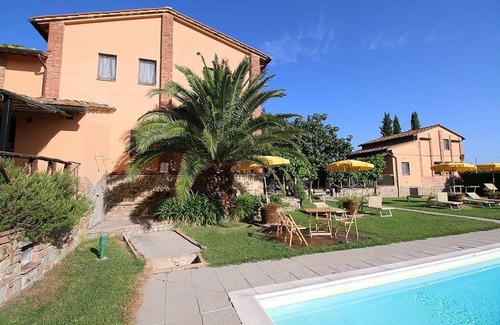 Castiglione del Lago Casa | Casa Flora C: Un apartamento característico y acogedor que forma parte de una villa rodeada de vegetación.