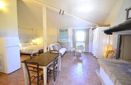 Castiglione del Lago Casa | Casa Flora I: un apartamento característico y acogedor que forma parte de una villa rodeada de vegetación.