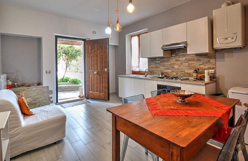 Spoleto Casa | Casa Geranio D: Una casa de campo moderna y encantadora de dos pisos ubicada en una zona tranquila a pocos minutos del centro.