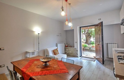 Spoleto Casa | Casa Geranio D: Una casa de campo moderna y encantadora de dos pisos ubicada en una zona tranquila a pocos minutos del centro.