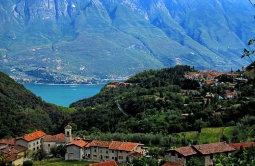 Tremosine Casa | Casa Gina Garden and view by Gardadomusmea