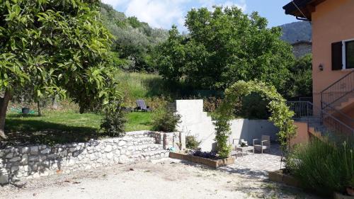Tremosine Casa | Casa Gina Garden and view by Gardadomusmea