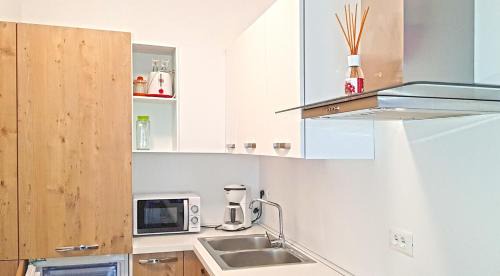 Tremosine Casa | Casa Gina Garden and view by Gardadomusmea