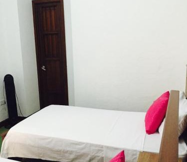 Guadalajara de Buga Casa | Casa Helga a dos cuadras de la Basílica, casa entera con jardín amplio, 6 habitaciones, 5 baños, cocina, comedor y sala de TV