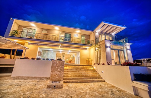 Borinquen Villa | CASA HERDZ-VILLA DE LUJO W PLAYA PRIVADA, PISCINA INFINITY - OPCIÓN DE ALIMENTOS Y BEBIDAS