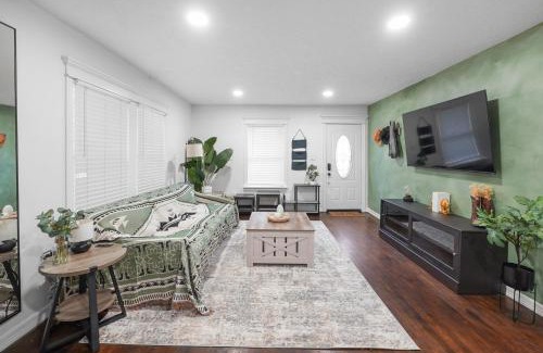 Greater Heights Casa | Casa Hosum - 7 mins Downtown Sleeps 9 King Bed Fenced Yard