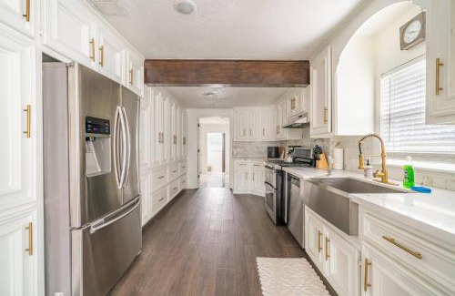 Greater Heights Casa | Casa Hosum - 7 mins Downtown Sleeps 9 King Bed Fenced Yard