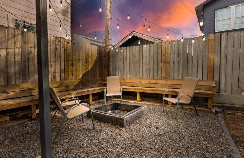 Greater Heights Casa | Casa Hosum - 7 mins Downtown Sleeps 9 King Bed Fenced Yard