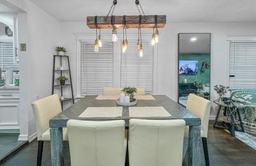 Greater Heights Casa | Casa Hosum - 7 mins Downtown Sleeps 9 King Bed Fenced Yard