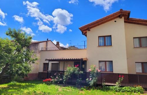 Riezu Casa | Casa Julio, bonita casa cómoda y espaciosa, totalmente reformada con terraza y jardin privado