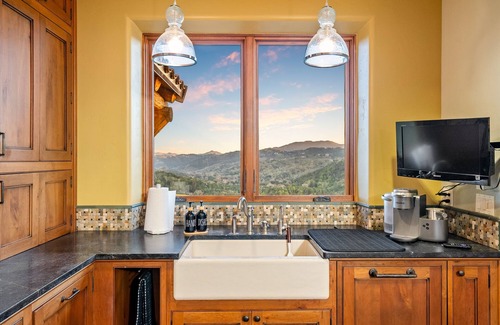 Atascadero Villa | Casa Kaleidoscope – Eco-Luxury Hilltop Retreat
