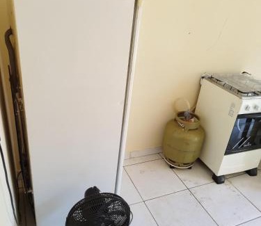 Plano Diretor Sul Casa | Casa kitnet Próx da Rodoviária c/suite e ar condicionado entrada individual . Geladeira e cozinha básica. Garagem pra carro.