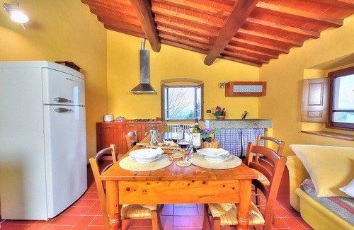 Castelfranco di Sopra Casa | Casa Leggiadra A: un encantador apartamento que forma parte de una antigua granja en la cima de una pequeña colina.