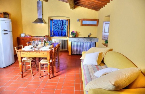 Castelfranco di Sopra Casa | Casa Leggiadra A: un encantador apartamento que forma parte de una antigua granja en la cima de una pequeña colina.