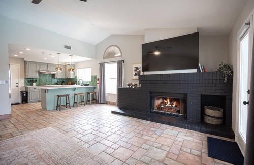 Paradise Casa | Casa Leon: 4BR House w/ Pool near Strip!