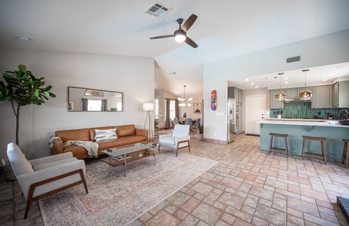 Paradise Casa | Casa Leon: 4BR House w/ Pool near Strip!