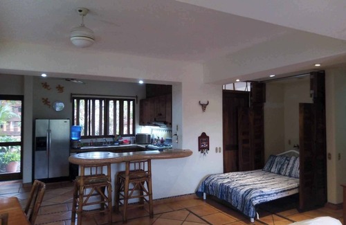 Centro Apartamento | Casa Linda - Ground floor 1 bed Seaside apartment in Zihuatanejo with pool