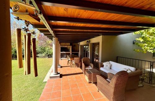 Chacras de Coria Casa | Casa loft con patio compartido