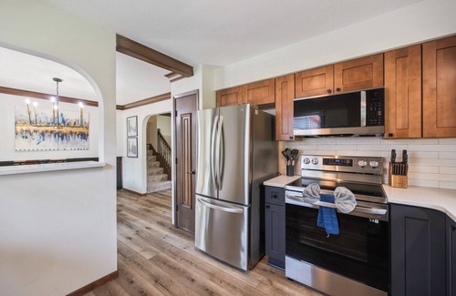 Des Moines Casa | Casa Mackie - Sophisticated Split Level, 5 Bedroom, 3 Bathroom