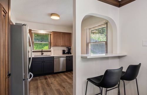 Des Moines Casa | Casa Mackie - Sophisticated Split Level, 5 Bedroom, 3 Bathroom