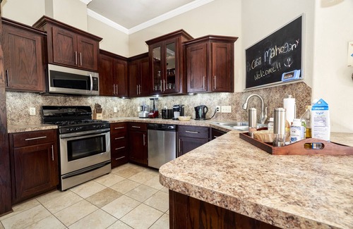 Central Oklahoma City Casa | Casa Mahogany - East Bricktown's Contemporary Gem. HOT TUB!