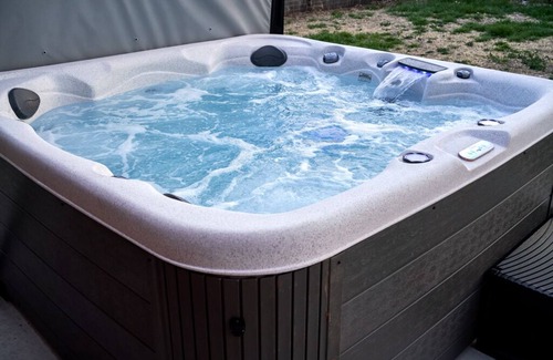 Central Oklahoma City Casa | Casa Mahogany - East Bricktown's Contemporary Gem. HOT TUB!