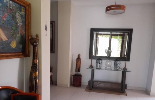 Tela Casa | Casa Mangle ubicada dentro de Indura, con 4 dormitorios, piscina privada y playa
