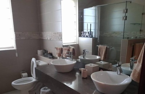 Tela Casa | Casa Mangle ubicada dentro de Indura, con 4 dormitorios, piscina privada y playa