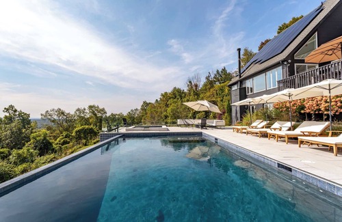 Middletown Casa | Casa Manzara: Mountain Top Views, Pool + Hot Tub by Red Cottage