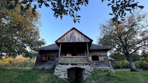 Marga Casa | Casa Maramureșeană - Refugiu Tradițional Maramureșean Cazare de Poveste în Natură lângă pârâu Loc de joaca pentru Copii Parcare Foișor