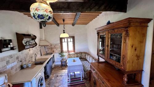Marga Casa | Casa Maramureșeană - Refugiu Tradițional Maramureșean Cazare de Poveste în Natură lângă pârâu Loc de joaca pentru Copii Parcare Foișor