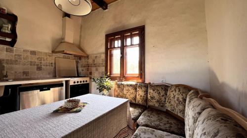 Marga Casa | Casa Maramureșeană - Refugiu Tradițional Maramureșean Cazare de Poveste în Natură lângă pârâu Loc de joaca pentru Copii Parcare Foișor