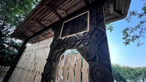 Marga Casa | Casa Maramureșeană - Refugiu Tradițional Maramureșean Cazare de Poveste în Natură lângă pârâu Loc de joaca pentru Copii Parcare Foișor