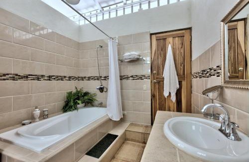 Chiguata Casa | Casa Mariposa 2 BR in Playa Chiquita
