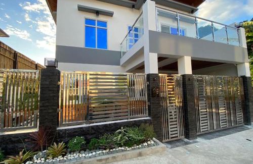 Trece Martires Casa | Casa MiKulai